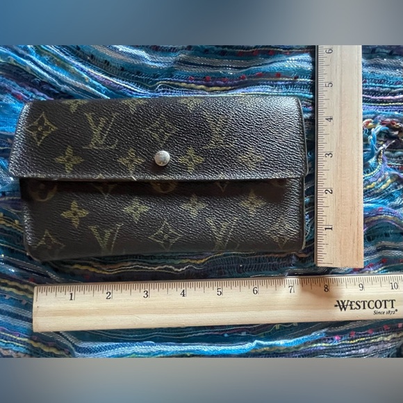 Louis Vuitton long wallet. Measures approximately 7 x 4”. GUC - Picture 4 of 15